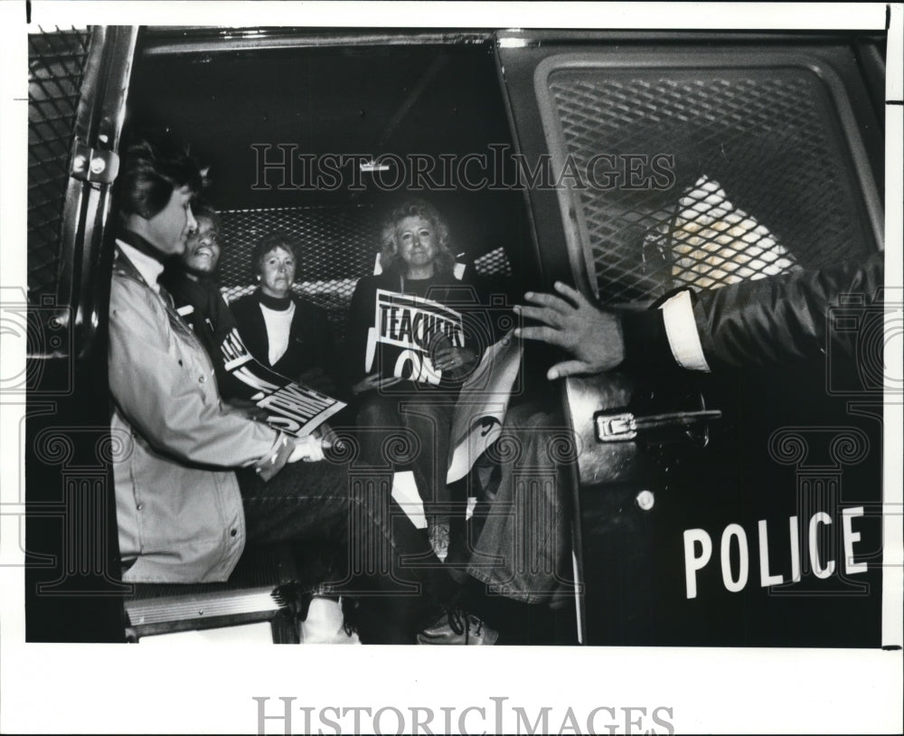 1988 Press Photo Memorial Elementary School striking teachers arrested - Historic Images