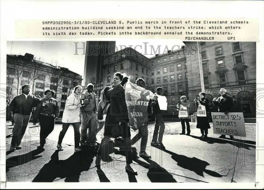 1988 Press Photo Students march in front of Cleveland School District offices - Historic Images