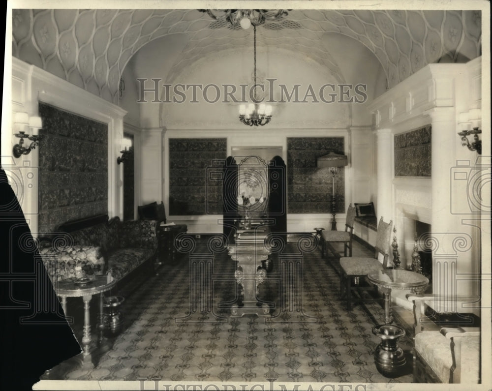 Press Photo Men&#39;s Smoking room off grand ball of the Palace Theater - cva99612 - Historic Images