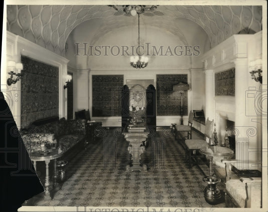 Press Photo Men's Smoking room off grand ball of the Palace Theater - cva99612 - Historic Images