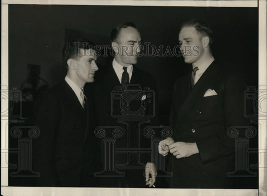 1934 Press Photo Elliott Roosevelt confers with fliers - cva99771-Historic Images