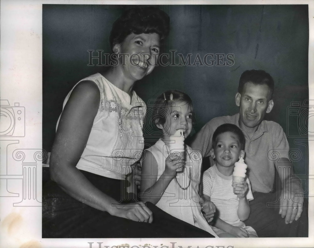 1965 Press Photo Reidel kids with their parents - Historic Images