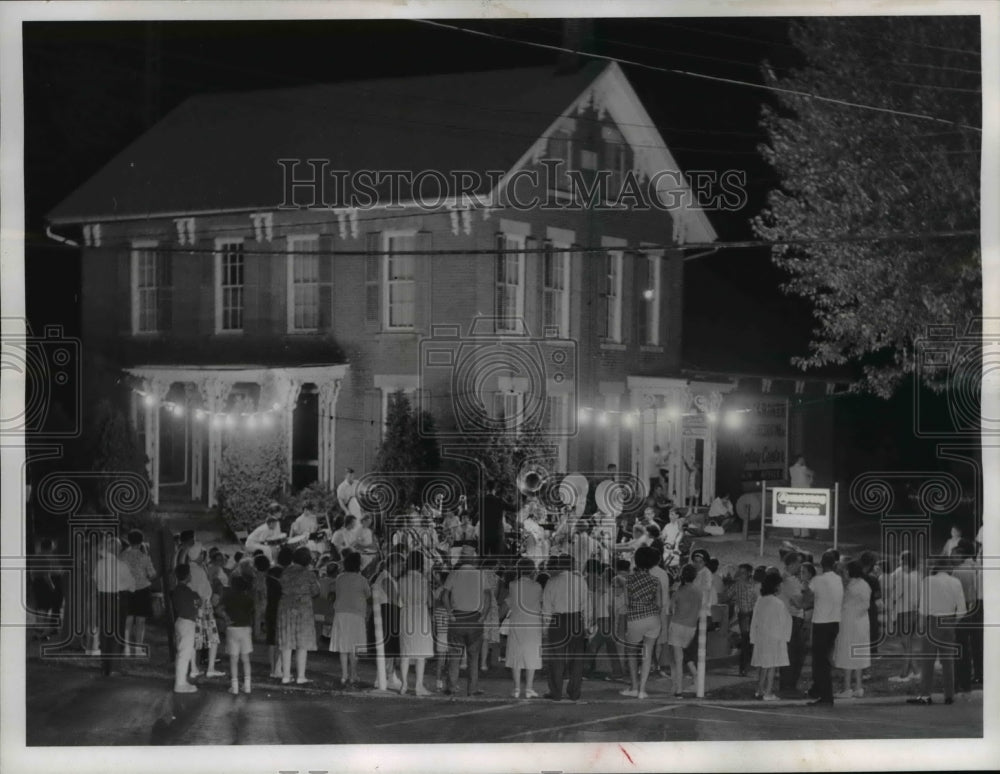 1965 Press Photo A Saturday Night tradition in New Washington - cvb00022 - Historic Images