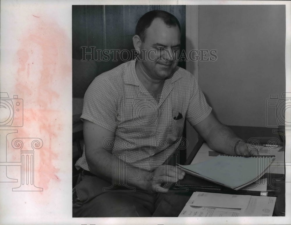 1965 Press Photo Wilbur Klopfenstein checks records of winners - cvb00024 - Historic Images