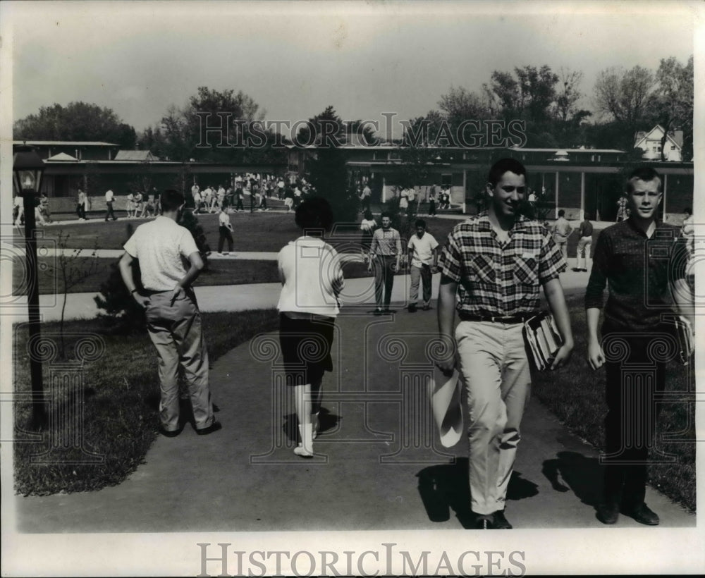 1961 Press Photo Between Classes - Historic Images