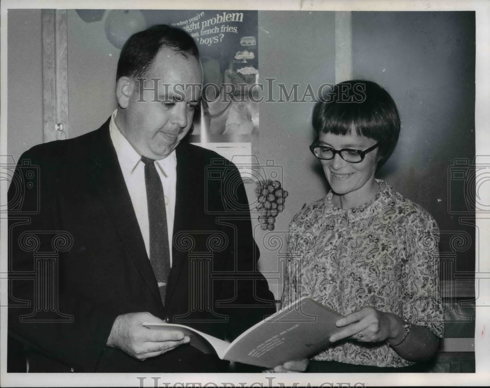 1966 Press Photo Sup. W.R.Burton and Mrs. Harold Erlenbach - Historic Images