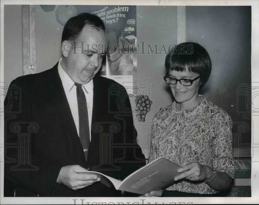 1966 Press Photo Sup. W.R.Burton and Mrs. Harold Erlenbach - Historic Images