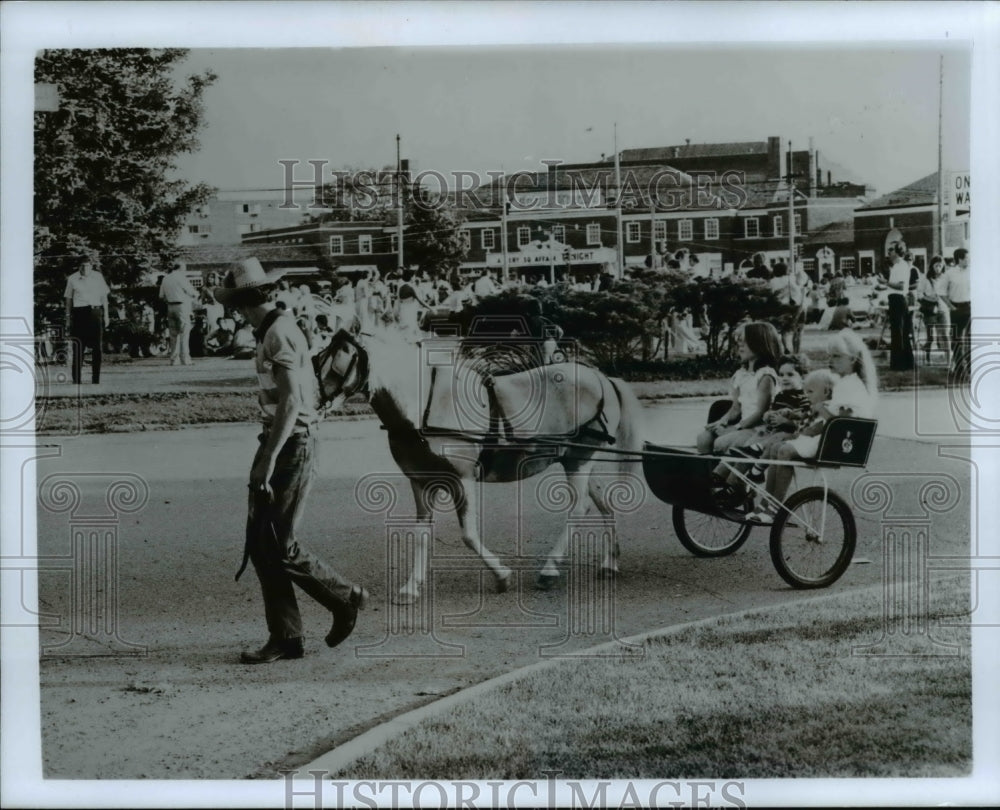 Press Photo Early scenes at the Shaker Square - cvb00110 - Historic Images