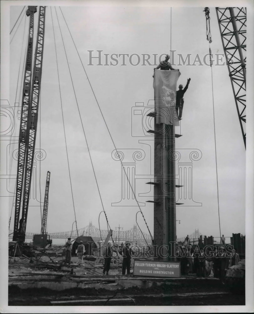 1948 Press Photo Workmen Unfurl the UN Flag - Historic Images