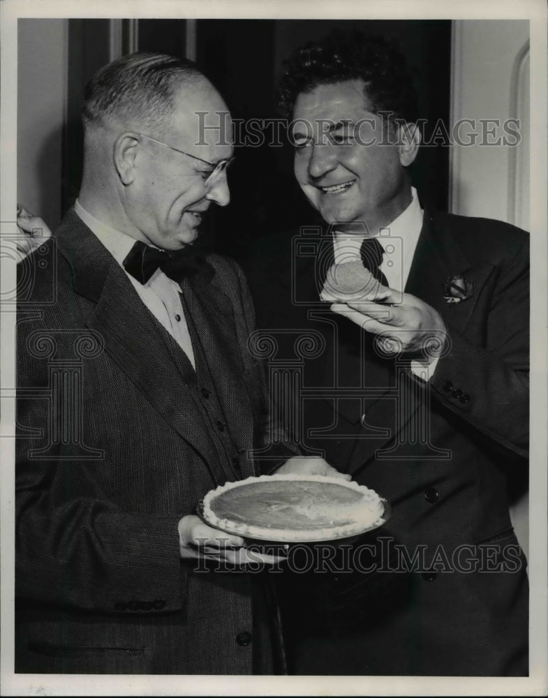 1949 Press Photo Mayor Thurman Miller and Governor Frank J. Lausche - Historic Images