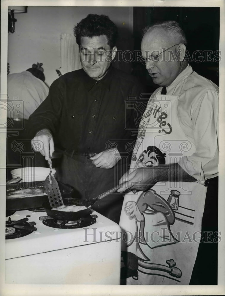 1945 Press Photo Gov. Frank J. Lausche cooks assisting Bill Holman - Historic Images