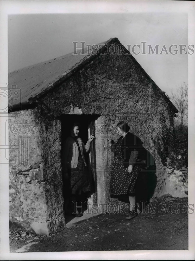 1961 Press Photo Mrs. James Ryan (right) and her daughter, Johanna. - Historic Images