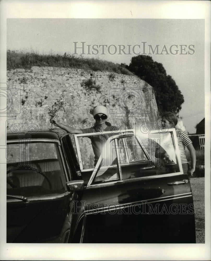 1969 Press Photo Mrs. Aristotle Onassis and Caroline - Historic Images