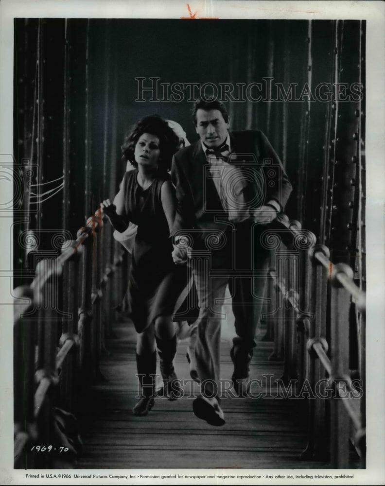 1966 Press Photo Spy Thriller - Gregory Peck and Sophia Loren - Historic Images