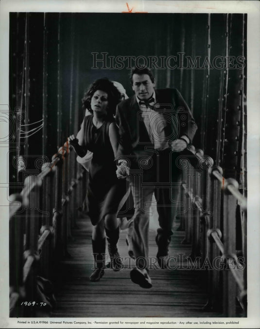 1966 Press Photo Spy Thriller - Gregory Peck and Sophia Loren - Historic Images