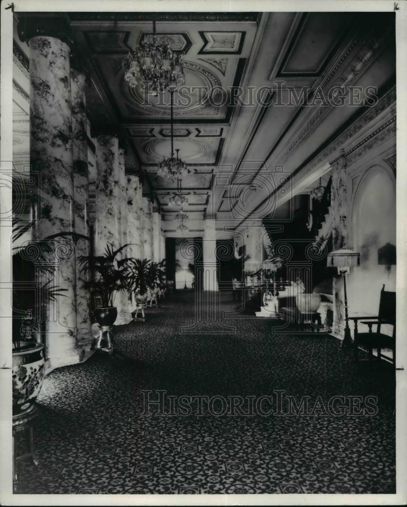 1976 Press Photo Palace Theater&#39;s lobby - Historic Images