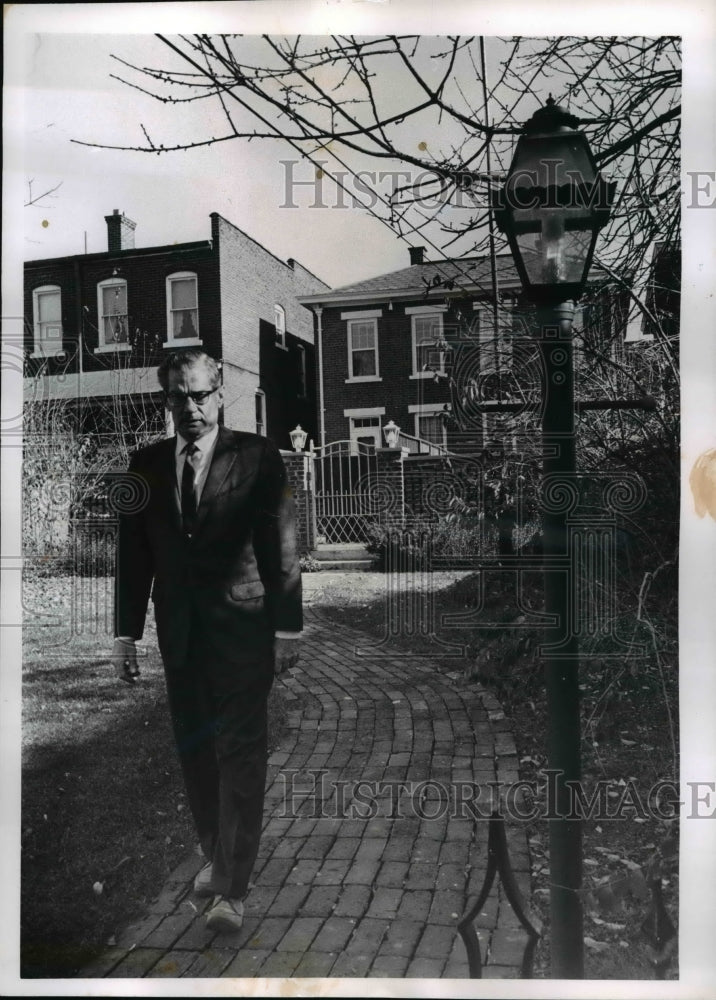 1966 Press Photo Frank Fetch in Columbus German Village - Historic Images