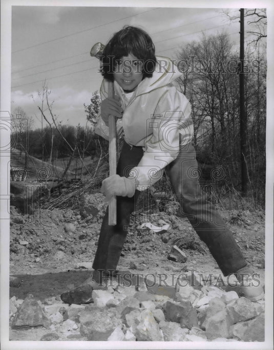 1966 Press Photo Carol Hadder on Anti-poverty Road Project - Historic Images
