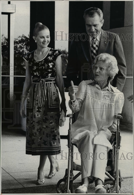 1976 Press Photo Pat Nixon returns home - Historic Images