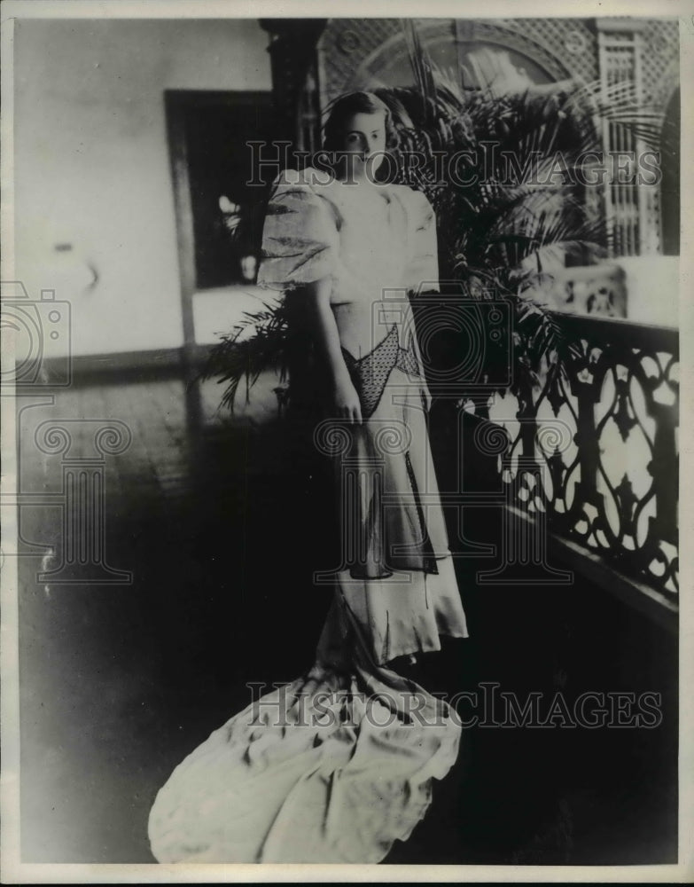 1932 Press Photo Grace Roosevelt&#39;s daughter in her Filipina  gown - Historic Images