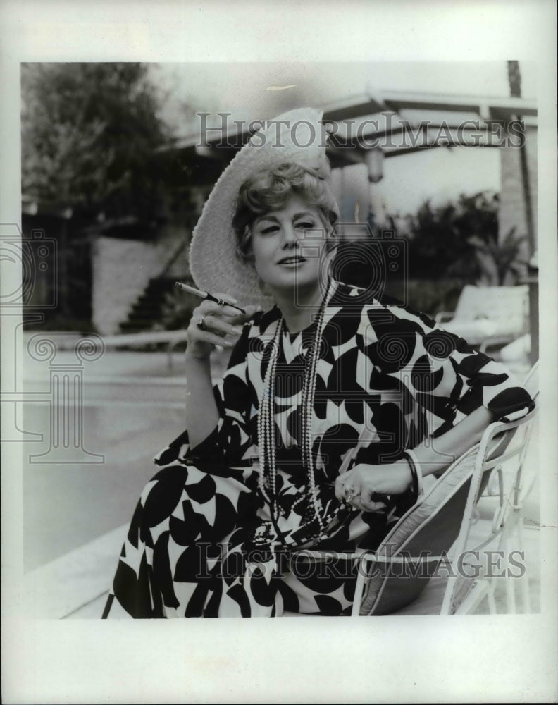 1967 Shelly Winters  - Historic Images