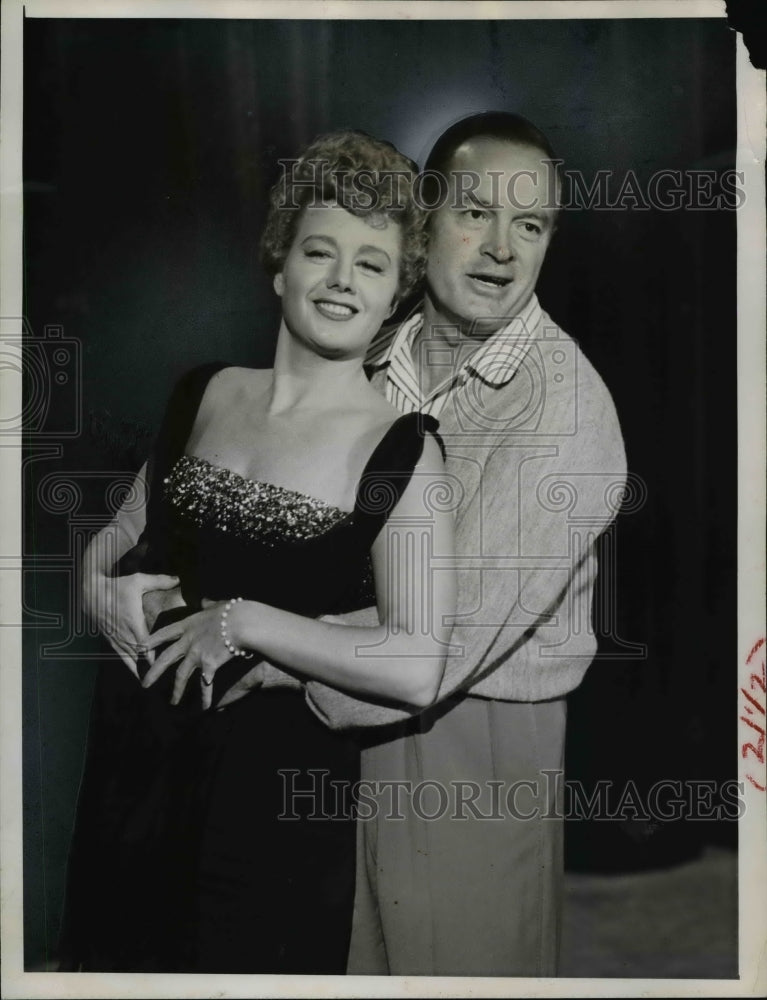 1957 Press Photo Shelley Winters and Bob Hope - Historic Images