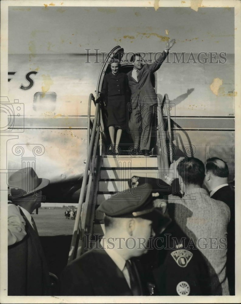 1960 Press Photo Vice President Nixon leaving plane - Historic Images