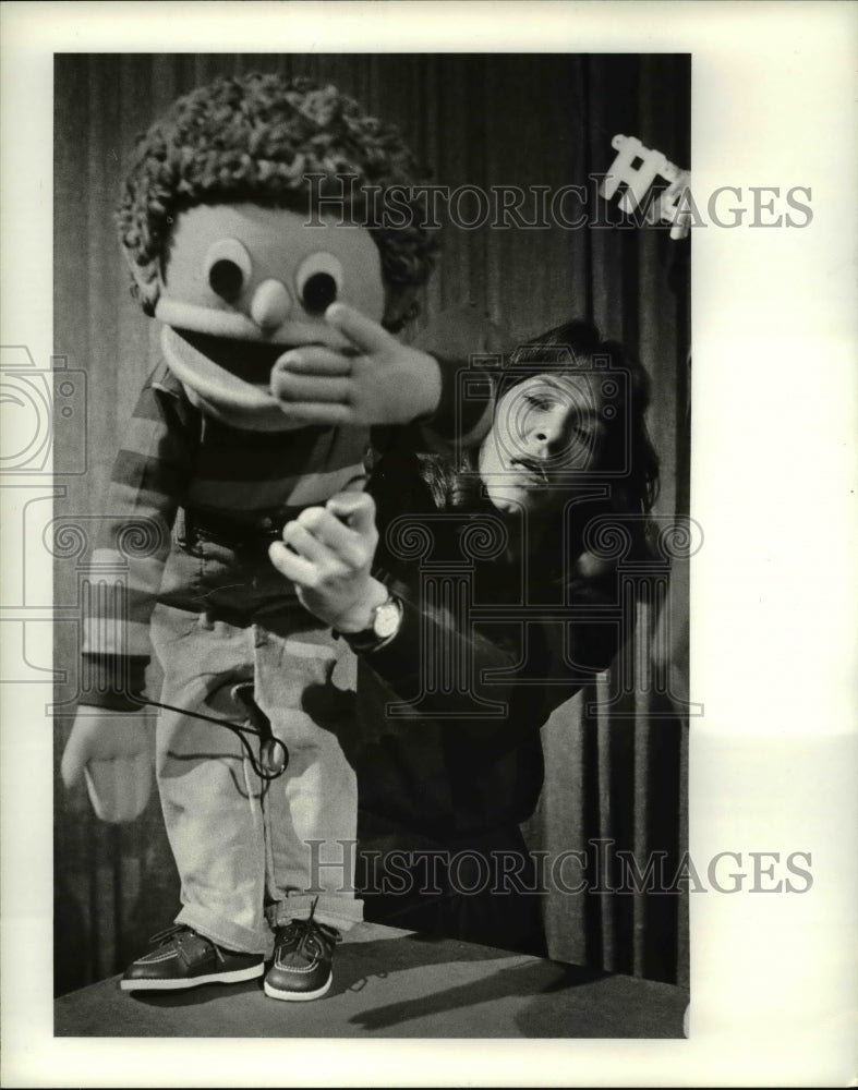 1985 Press Photo Barbara Aiello with her puppet - Historic Images