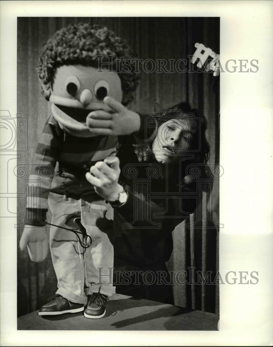 1985 Press Photo Barbara Aiello with her puppet - Historic Images