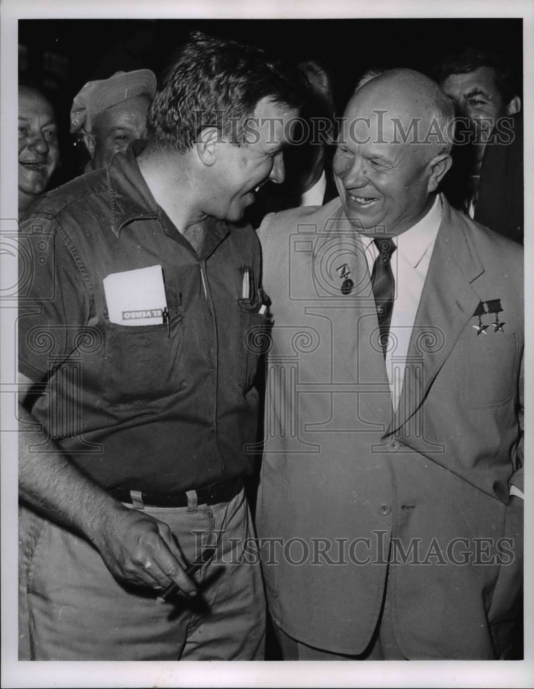 1967 Press Photo Soviet Premier Nikita Khrushchev talks with Ken Jackey - Historic Images