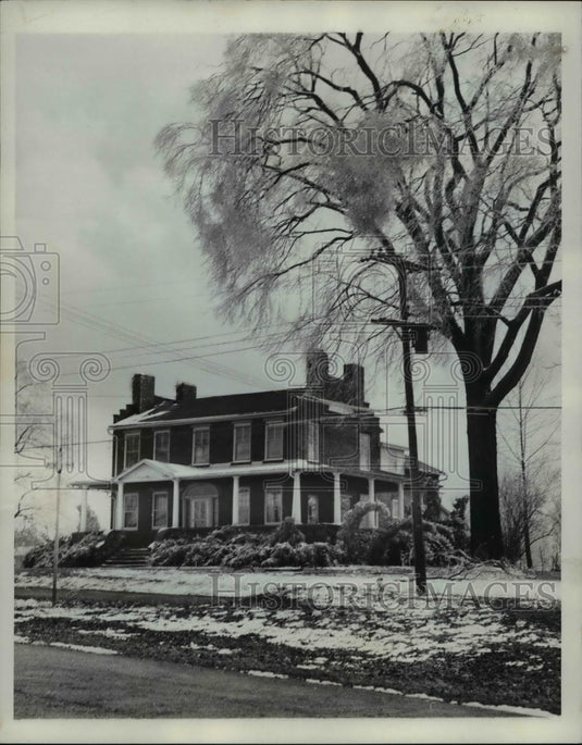 1964 Press Photo Aurora's hanging tree and a home built on pioneer Trail in 1928 - Historic Images