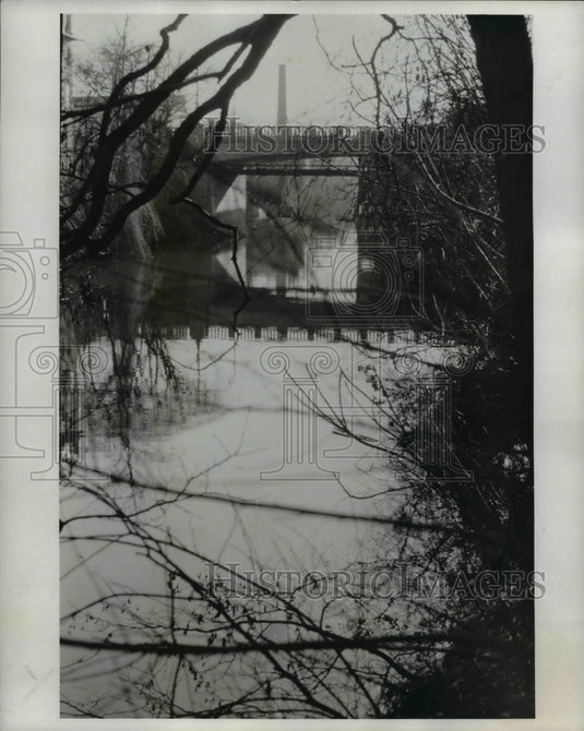 1970 Press Photo View of Cuyahoga River and Broad St. Bridge - Historic Images