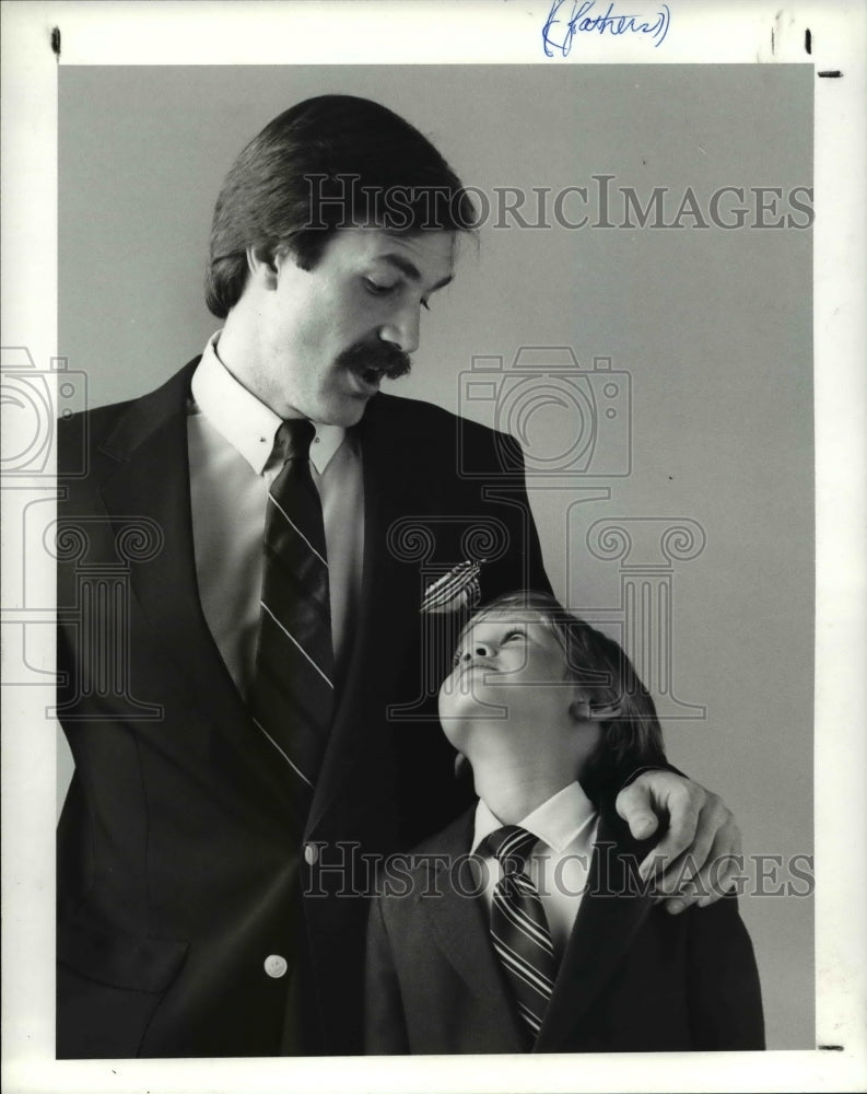 1984 Press Photo Dr. Craig Van Der Veer and little Andy - Historic Images