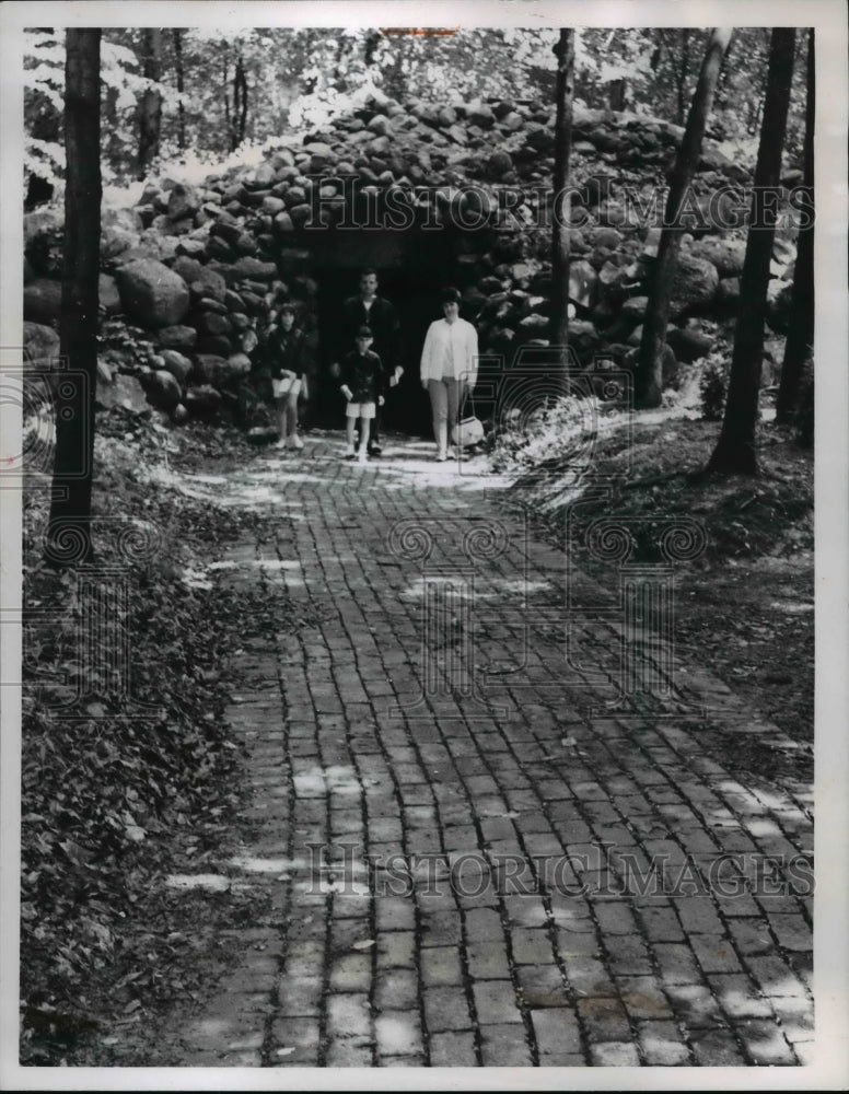 1968 Press Photo Brick path leads from the Sepulchre Grotto in the woods - Historic Images