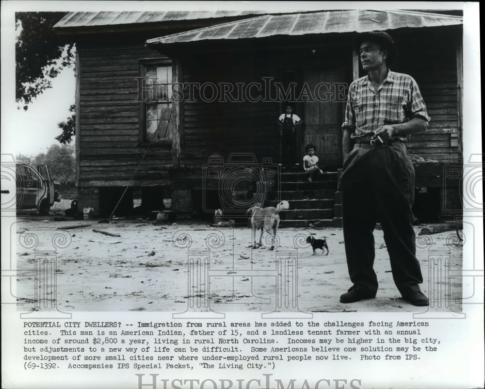 1970 Press Photo American Indian father - Historic Images