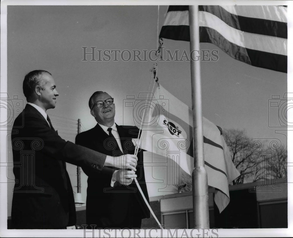 1963 Press Photo Louis Cabot and E.J.O&#39; Leary - cvb01013 - Historic Images