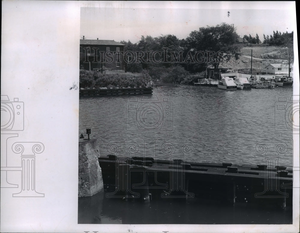 1968 Press Photo Ashtabula River and its pollution - Historic Images