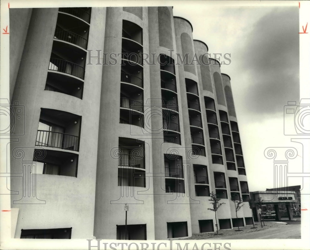 Press Photo Quaker Square in Akron Ohio - Historic Images