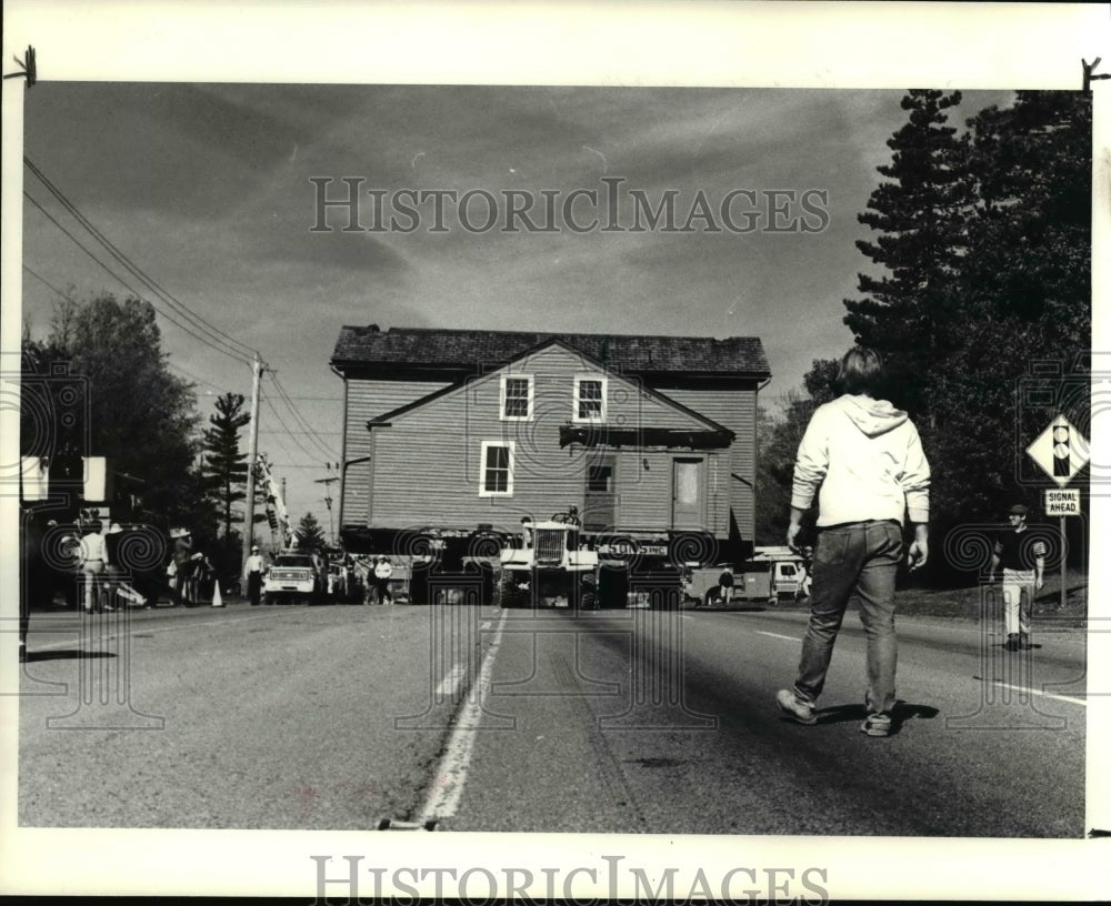 1985 Press Photo Overall shot shows house eastbound down 4 lane - Historic Images