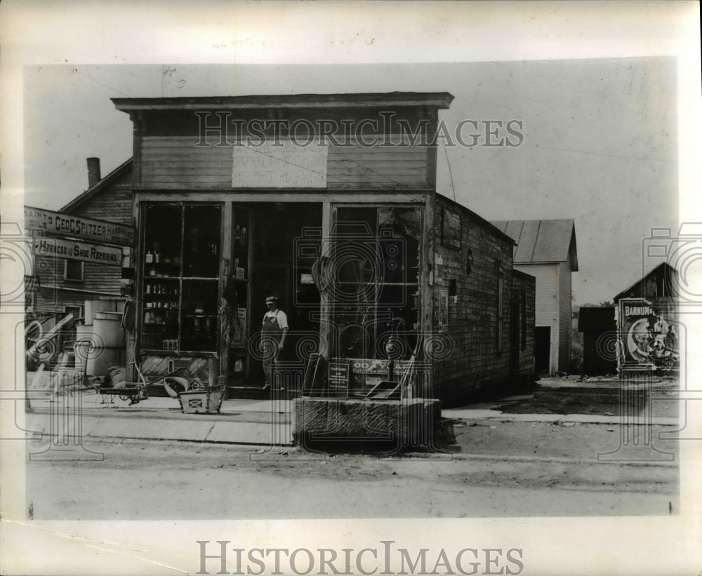 1960 Press Photo Spitzer Hardware - Historic Images