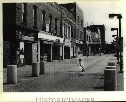 1979 Press Photo Allison Hearm on Ashtabula's Arrowhead Mall - Historic Images
