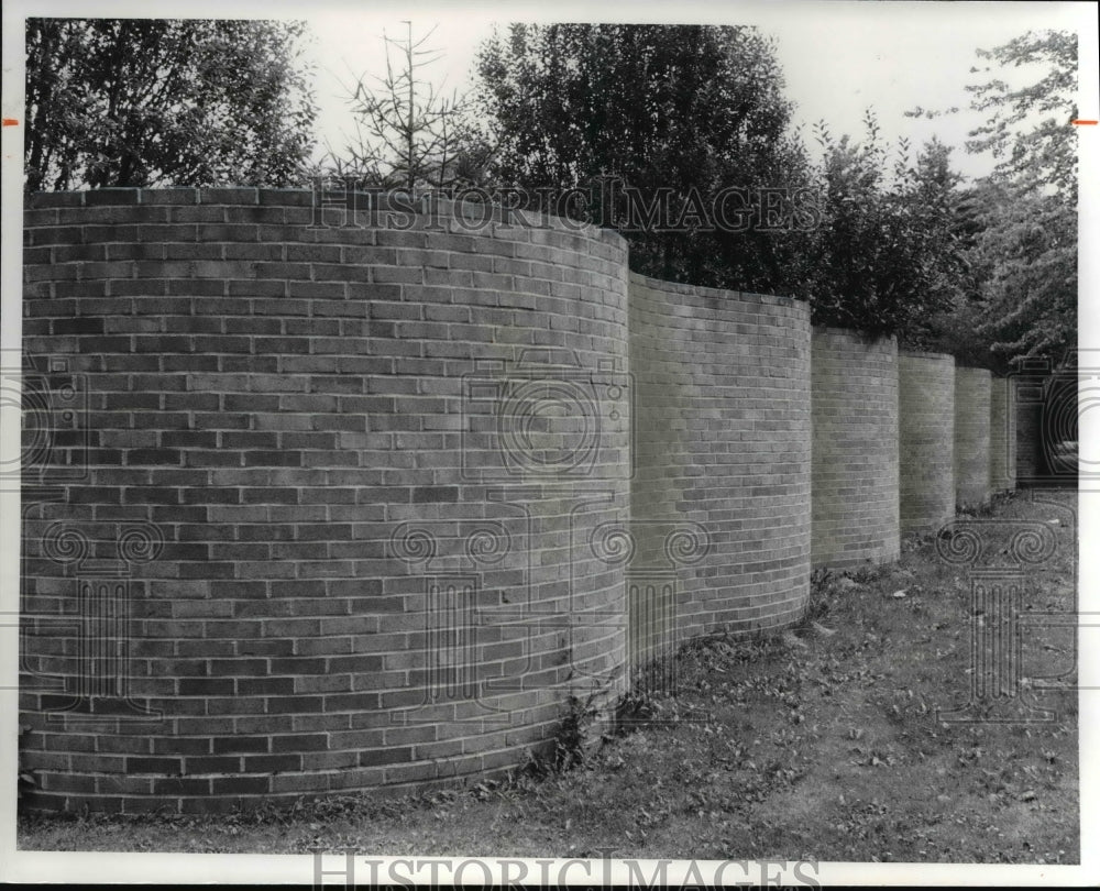 1976 Press Photo Serpentine wall around Carmelite Monestery in Ohio - Historic Images