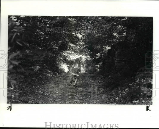 1983 Press Photo A young girl  running in Cleveland Heights, Ohio - Historic Images