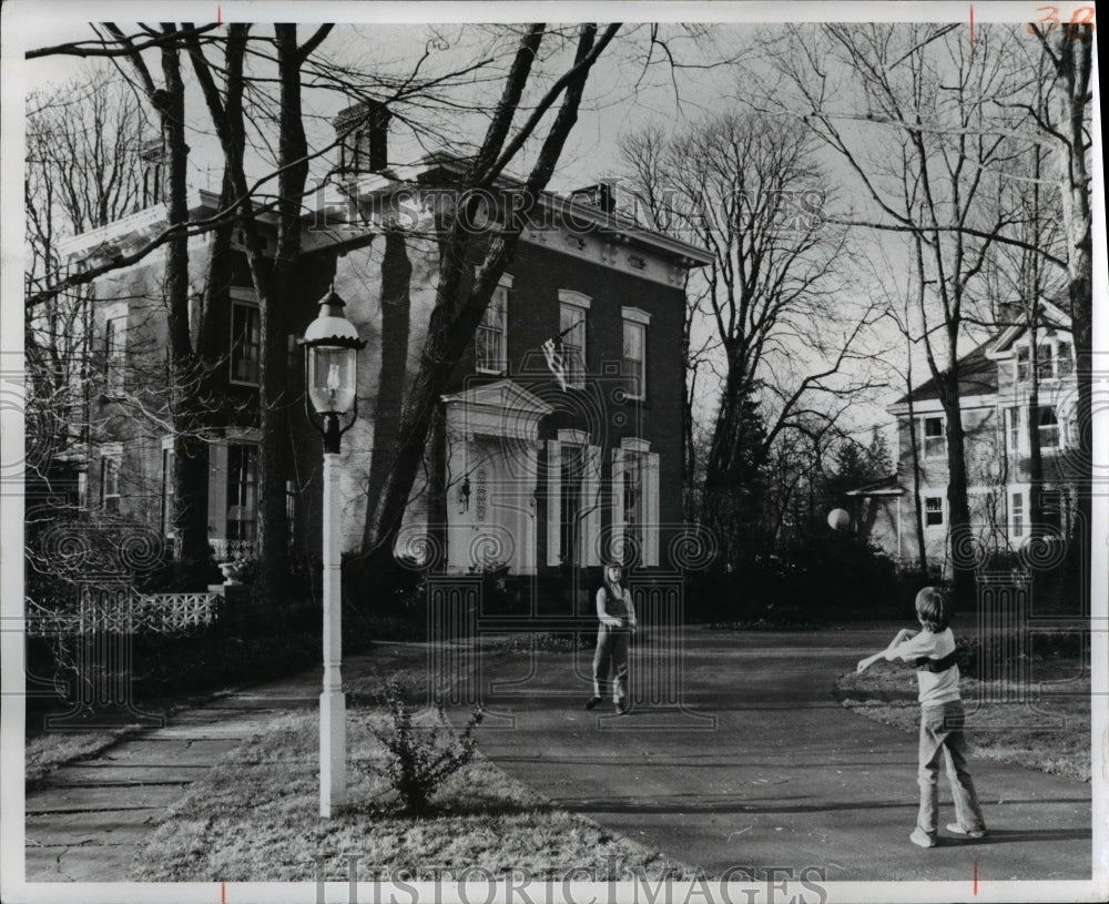 1975 Press Photo Carey Cordes (L) tosses a ball to Brad Muller, a fourth grade - Historic Images