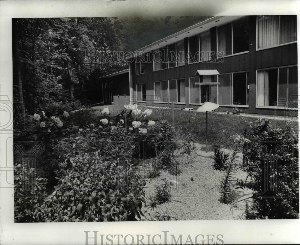 1976 Press Photo Landscape pulled away from walls in Chagrin Falls, Ohio - Historic Images