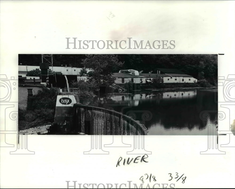 1991 Press Photo River edge residents in Chagrin Falls, Ohio - cvb01573 - Historic Images