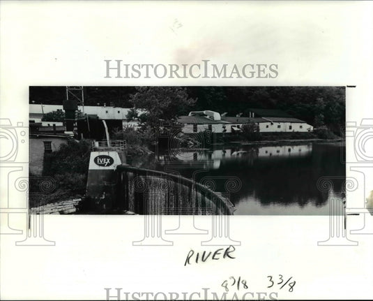 1991 Press Photo River edge residents in Chagrin Falls, Ohio - cvb01573 - Historic Images