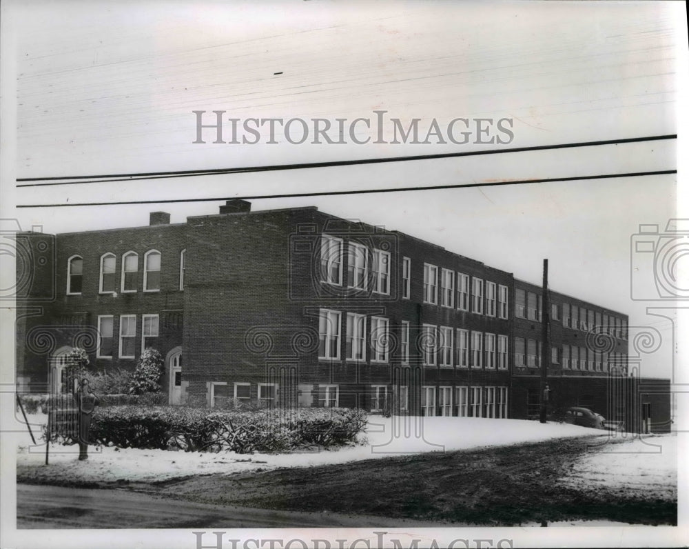 1957 Press Photo Outside view of Brunswick High School in Ohio - Historic Images