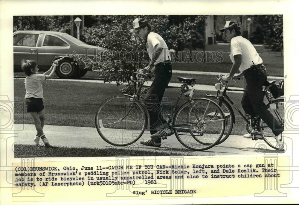 1981 Press Photo Nick Solar and Dale Kozlik, Brunswick, Ohio Bike Patrol - Historic Images