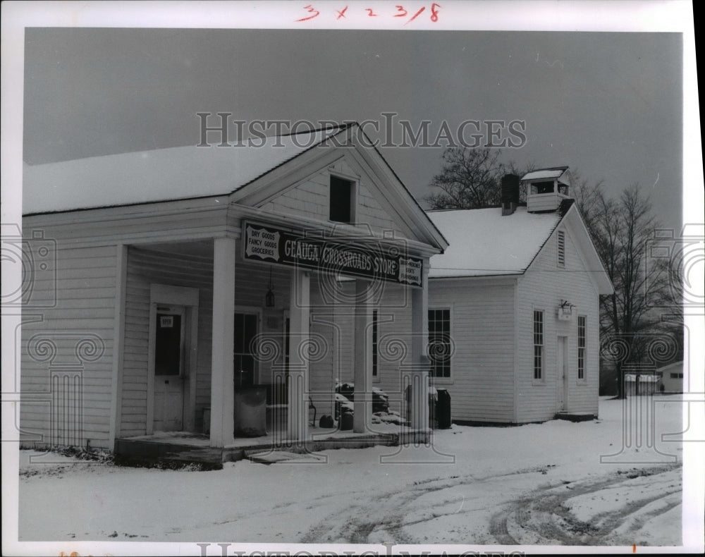 1964 Press Photo Geauga Crossroads Store stands an old one room school. - Historic Images